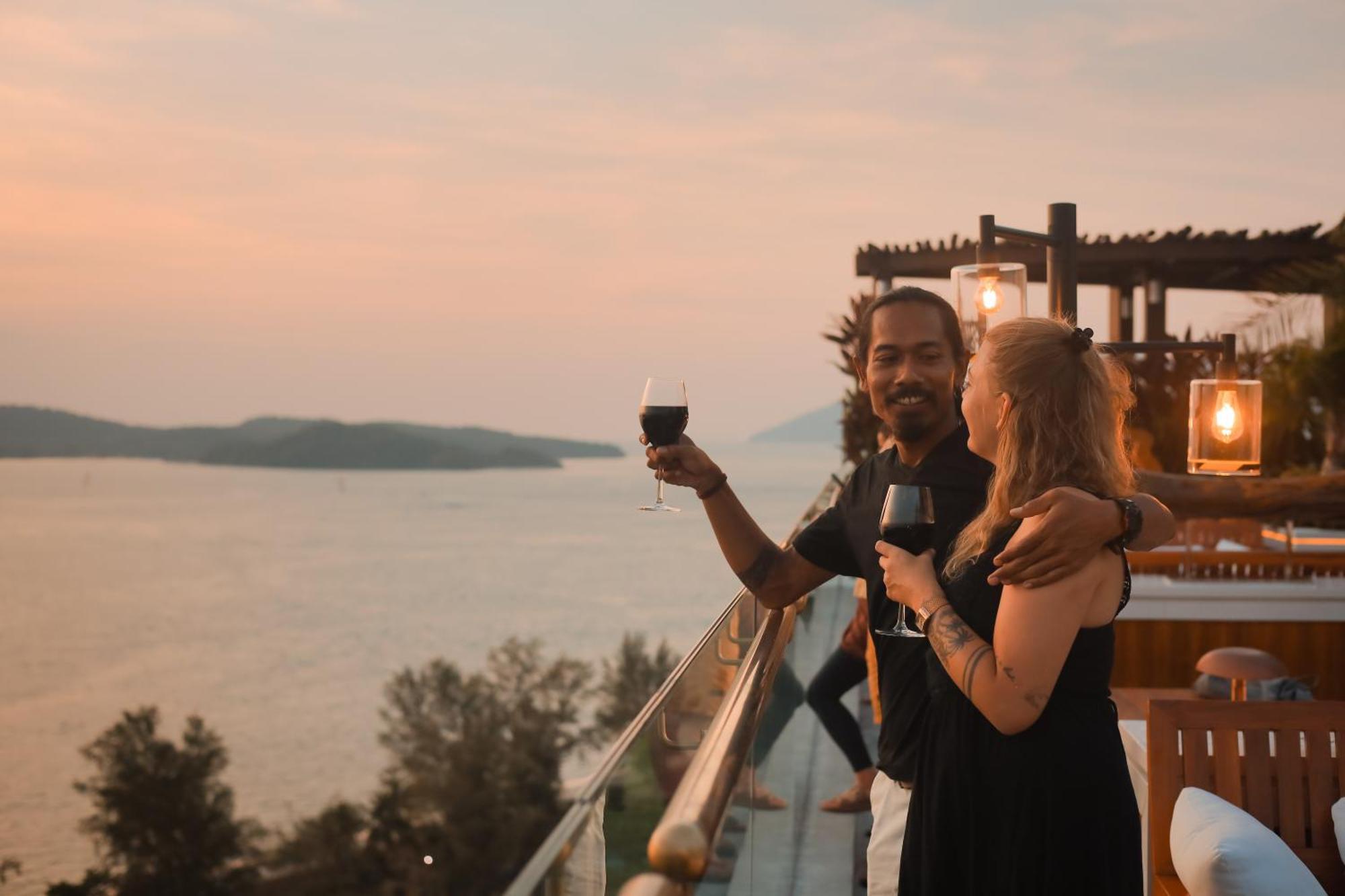 The Riyaz Lavanya Langkawi ปันไตเจอนัง ภายนอก รูปภาพ Sunset at the hotel