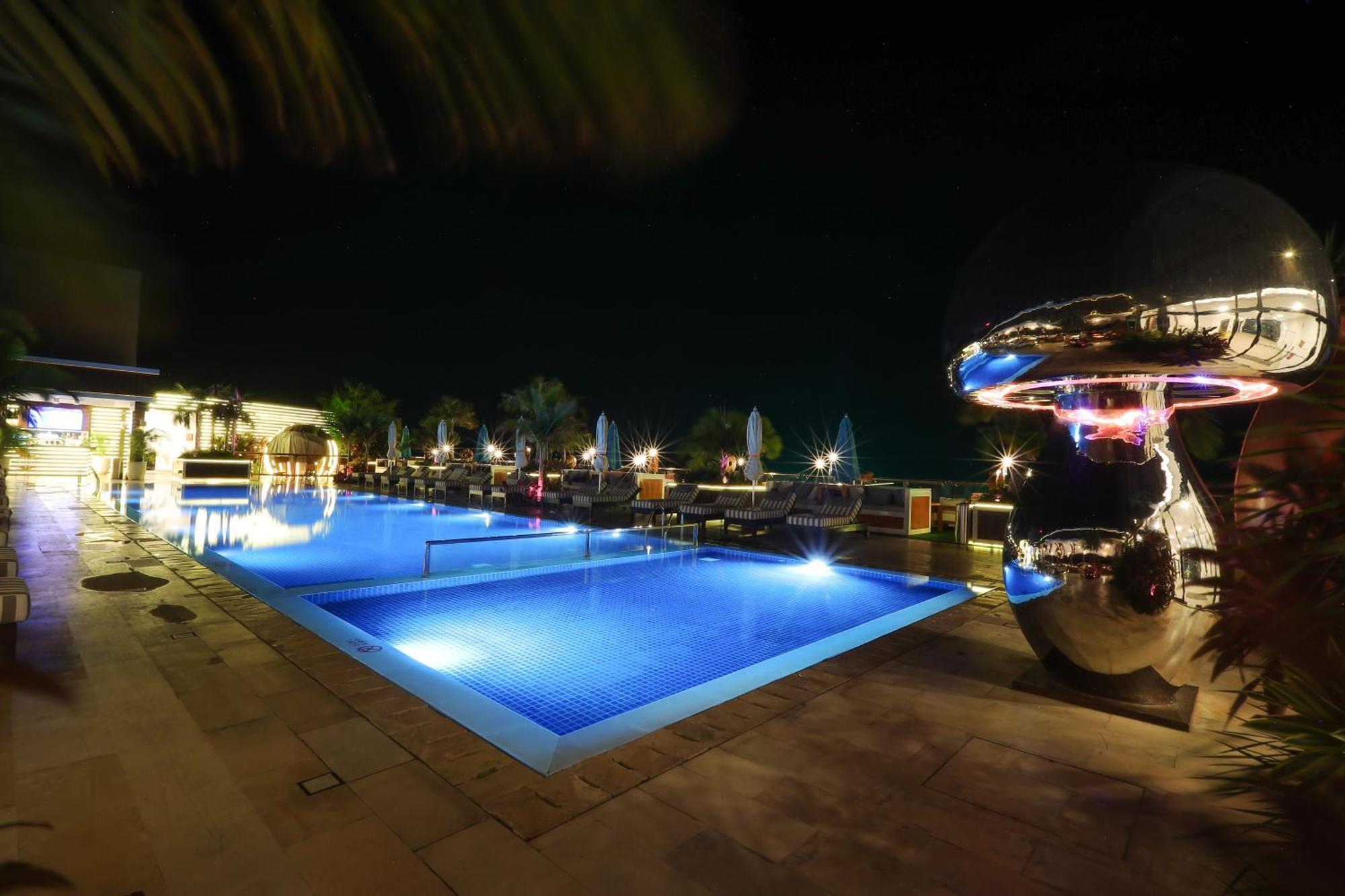 The Riyaz Lavanya Langkawi ปันไตเจอนัง ภายนอก รูปภาพ The pool at the hotel