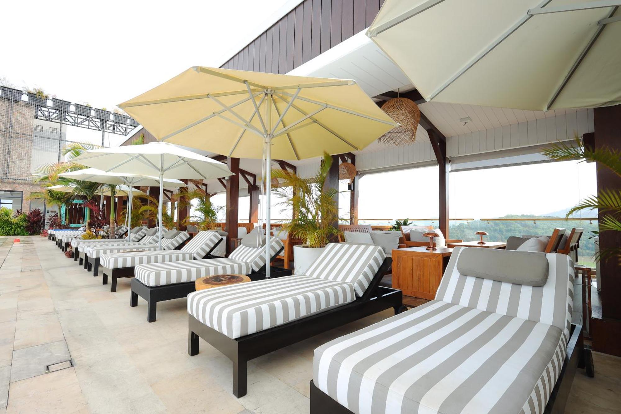The Riyaz Lavanya Langkawi ปันไตเจอนัง ภายนอก รูปภาพ Rooftop pool at the hotel
