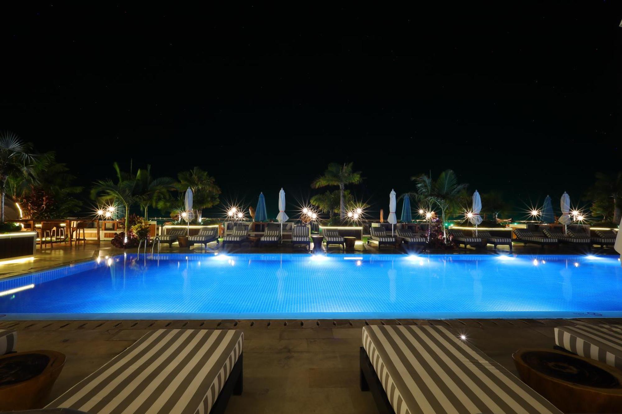The Riyaz Lavanya Langkawi ปันไตเจอนัง ภายนอก รูปภาพ The pool at night