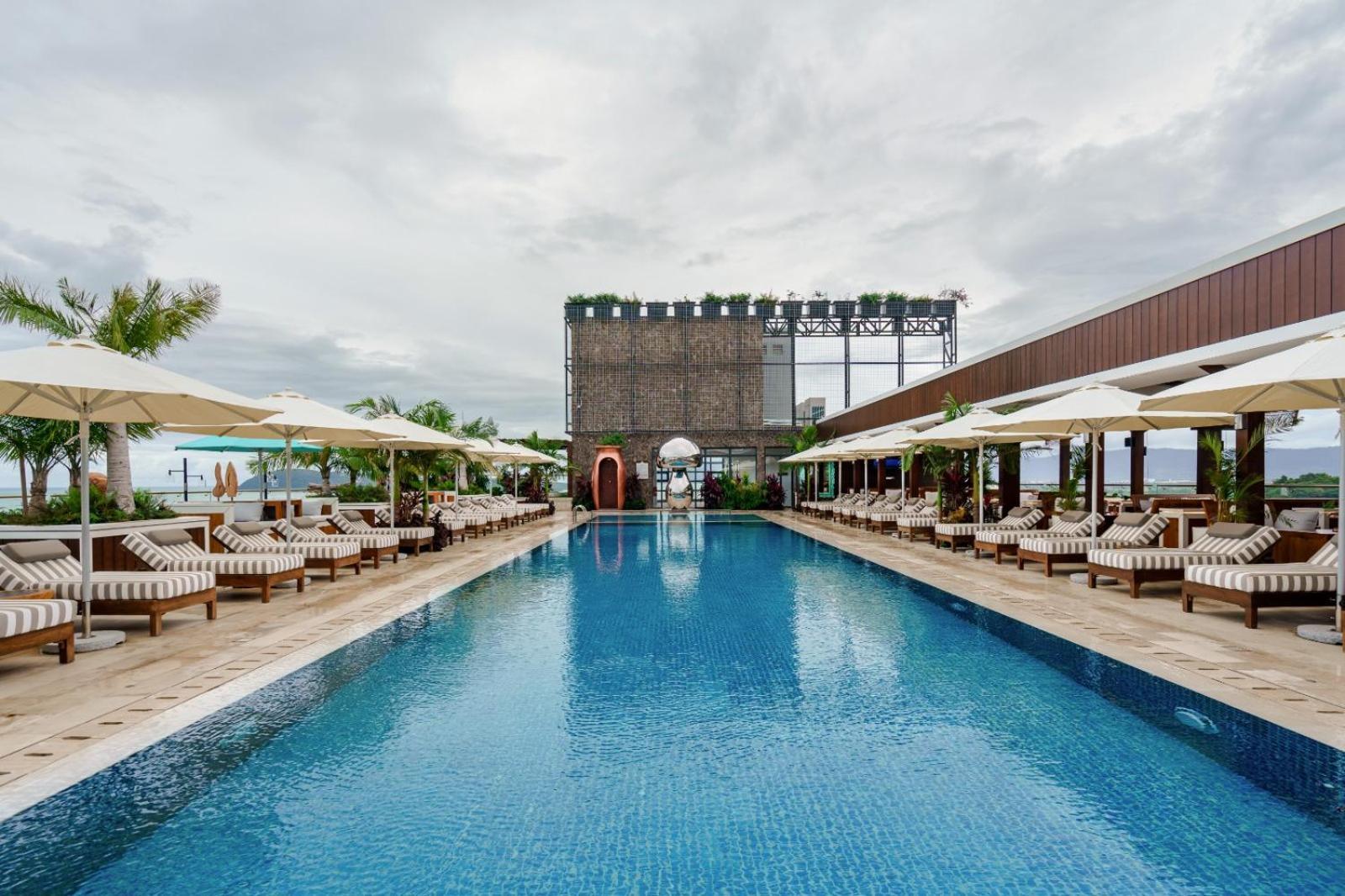 The Riyaz Lavanya Langkawi ปันไตเจอนัง ภายนอก รูปภาพ The rooftop pool at the hotel
