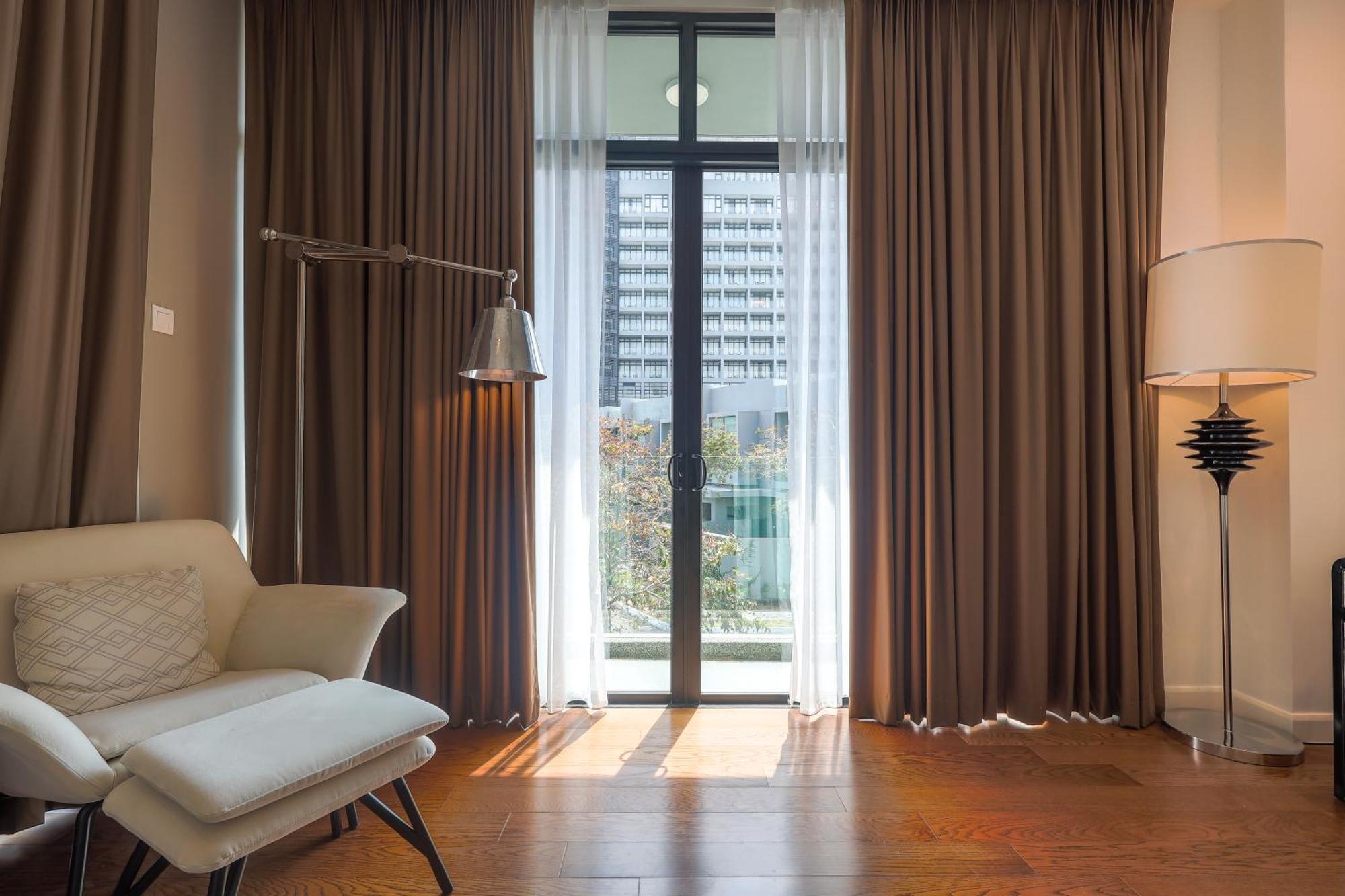 The Riyaz Lavanya Langkawi ปันไตเจอนัง ภายนอก รูปภาพ Curtains in a living room