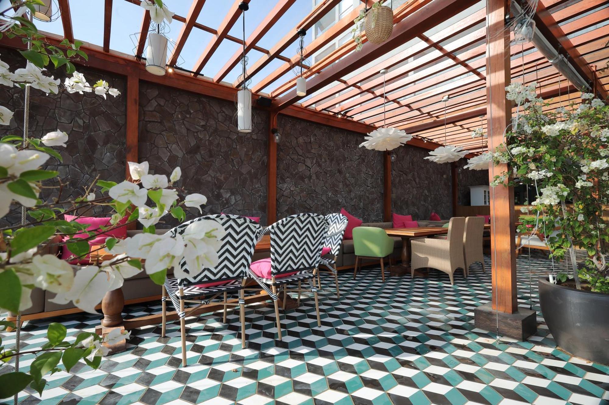 The Riyaz Lavanya Langkawi ปันไตเจอนัง ภายนอก รูปภาพ Rooftop bar